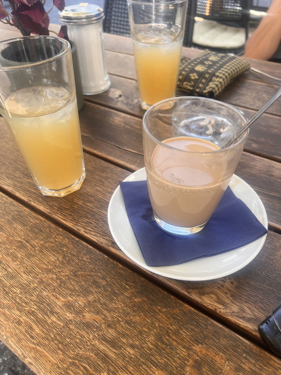 So, wer macht sich hier jetzt mal nützlich und bemerkbar? Mommy trinkt grade Iced Coffee und will danach neue Sommerklamotten shoppen 🤭🔥
Alles für die Queen!

#findom #goddess #göttin #geldherrin #zahlschwein #paypig #atm