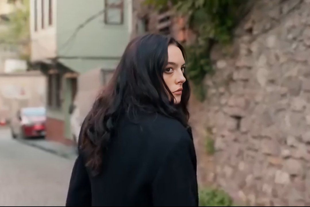CerenNisaDeveci's tweet photo. Bazı şeyler asla değişmez. Aşktan korkan iki tane korkak adam ve hayal kırıklığına uğrattıkları iki kadın 
🥀🥀
#imdev #devrankaran #imrekaran #deha #bihterziyagil #behlül #aşkımemnu 
#MelisSezen #ArasBulutİynemli #BerenSaat #kivanctatlitug https://t.co/8usMN7lp2v