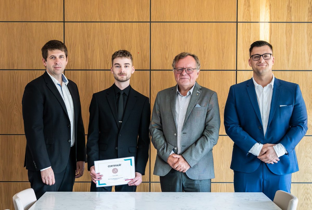 Stáž na NKÚ: příležitost, jak nabrat zkušenosti, nahlédnout pod pokličku nejvyšší kontrolní instituce v Česku, a třeba si i oťuknout budoucího zaměstnavatele. :-) 
Prezident NKÚ <a href="/miloslav_kala/">Miloslav Kala</a> předal certifikát Janu Žídkovi, který se u nás věnoval datové analýze.