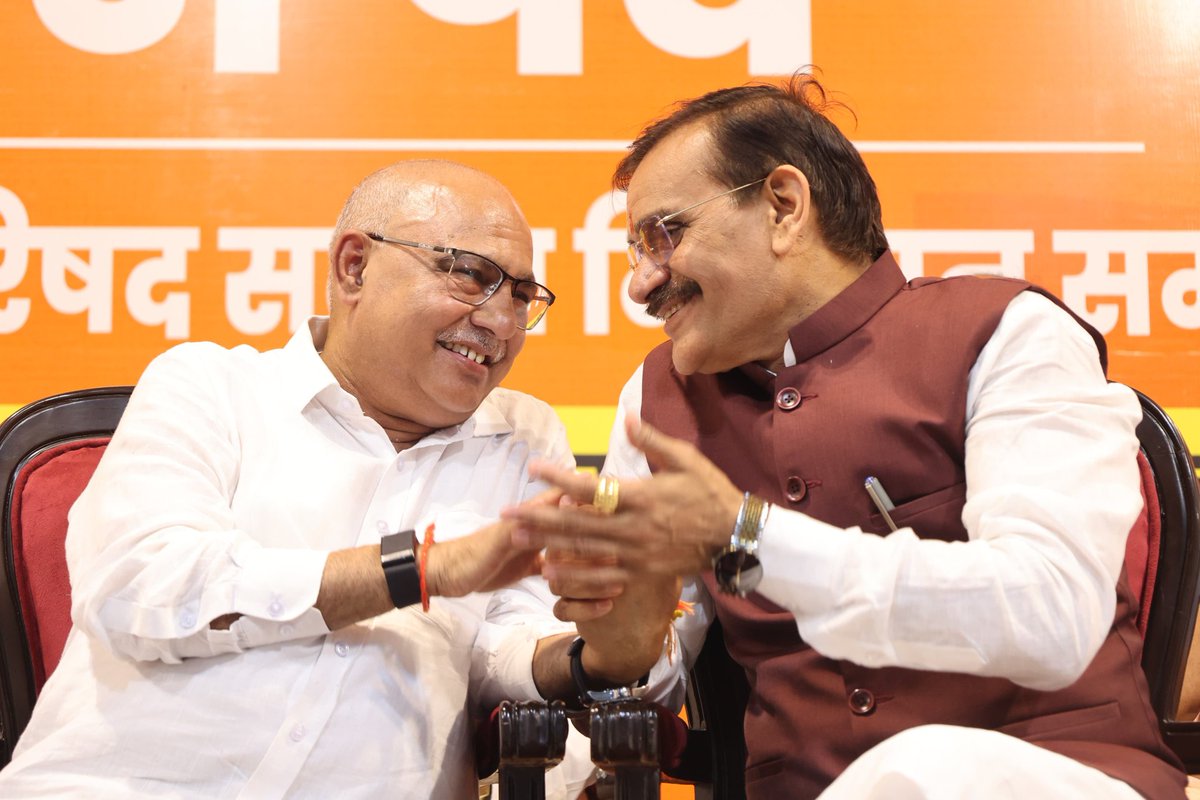 मध्यप्रदेश भारतीय जनता पार्टी के नव-निर्वाचित प्रदेशाध्यक्ष श्री हेमंत खंडेलवाल जी को निर्वाचन की बधाई…उनके नेतृत्व मे बीजेपी इतिहास रचेगी और निर्वतमान प्रदेश अध्यक्ष माननीय ‌श्री वीडी शर्मा जी को ऐतिहासिक उपलब्धियों के स्वर्णिम कार्यकाल के लिए बहुत-बहुत बधाई एवं शुभकामनाएं।