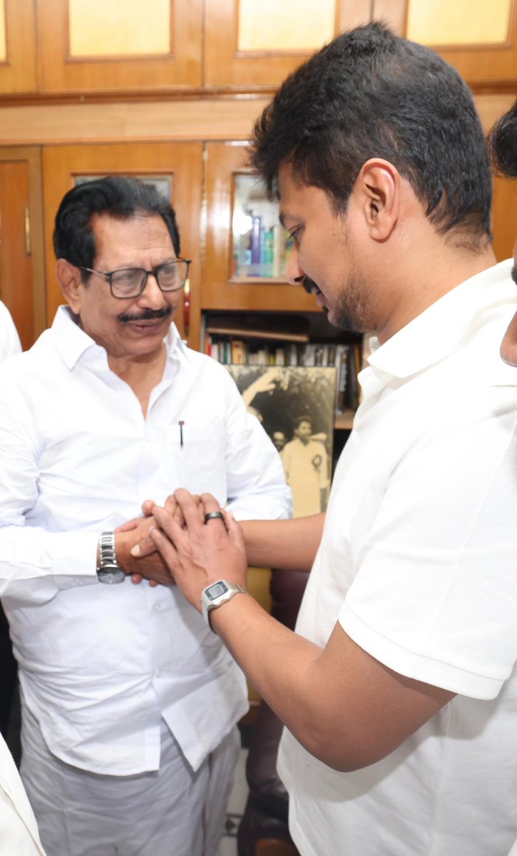 Udhaystalin's tweet photo. வேலூர் மாவட்டக்கழக அவைத்தலைவர் - முன்னாள் நாடாளுமன்ற உறுப்பினர் அண்ணன் தி.அ.முகமது சகி திராவிட இயக்கத்தின் மீதும் முத்தமிழ் அறிஞர் கலைஞர் மற்றும் கழகத்தலைவர் அவர்கள் மீதும் பெரும்பற்று கொண்டவர்.

இன்று வேலூர் சென்ற போது அண்ணனின் இல்லத்துக்கு சென்று அவரிடம் நலம் விசாரித்தோம். 

மேலும், அவருடைய சகோதரரும், வேலூர் மாநகர முன்னாள் துணை மேயருமான தி.அ.சாதிக் பாட்சா ���ண்மையில் சாலை விபத்தில் மறைந்த நிலையில், அண்ணன் முகம்மது சகி உள்ளிட்ட அவர்களுடைய குடும்பத்தாருக்கு ஆறுதல் கூறினோம்.

@katpadidmk @APNandakumarMLA @dmkathiranand @KARTHIKEYANMLA