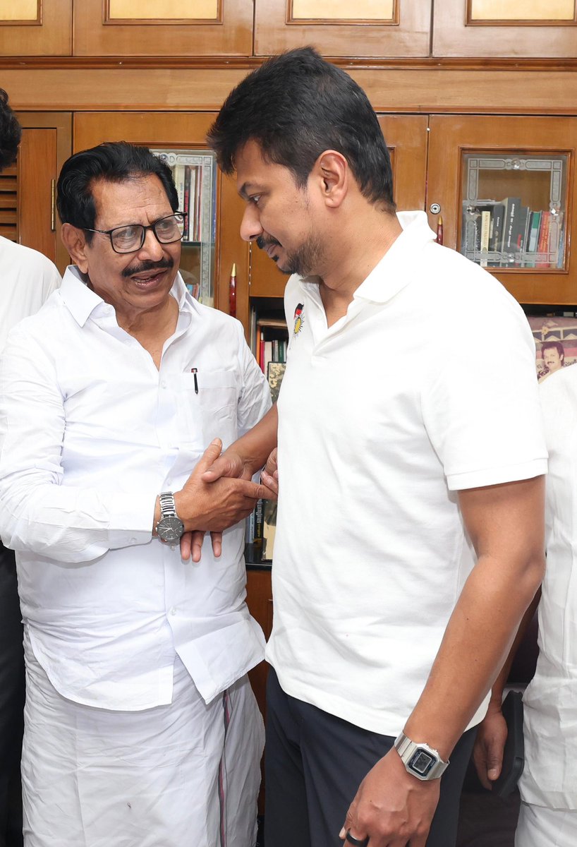 Udhaystalin's tweet photo. வேலூர் மாவட்டக்கழக அவைத்தலைவர் - முன்னாள் நாடாளுமன்ற உறுப்பினர் அண்ணன் தி.அ.முகமது சகி திராவிட இயக்கத்தின் மீதும் முத்தமிழ் அறிஞர் கலைஞர் மற்றும் கழகத்தலைவர் அவர்கள் மீதும் பெரும்பற்று கொண்டவர்.

இன்று வேலூர் சென்ற போது அண்ணனின் இல்லத்துக்கு சென்று அவரிடம் நலம் விசாரித்தோம். 

மேலும், அவருடைய சகோதரரும், வேலூர் மாநகர முன்னாள் துணை மேயருமான தி.அ.சாதிக் பாட்சா ���ண்மையில் சாலை விபத்தில் மறைந்த நிலையில், அண்ணன் முகம்மது சகி உள்ளிட்ட அவர்களுடைய குடும்பத்தாருக்கு ஆறுதல் கூறினோம்.

@katpadidmk @APNandakumarMLA @dmkathiranand @KARTHIKEYANMLA