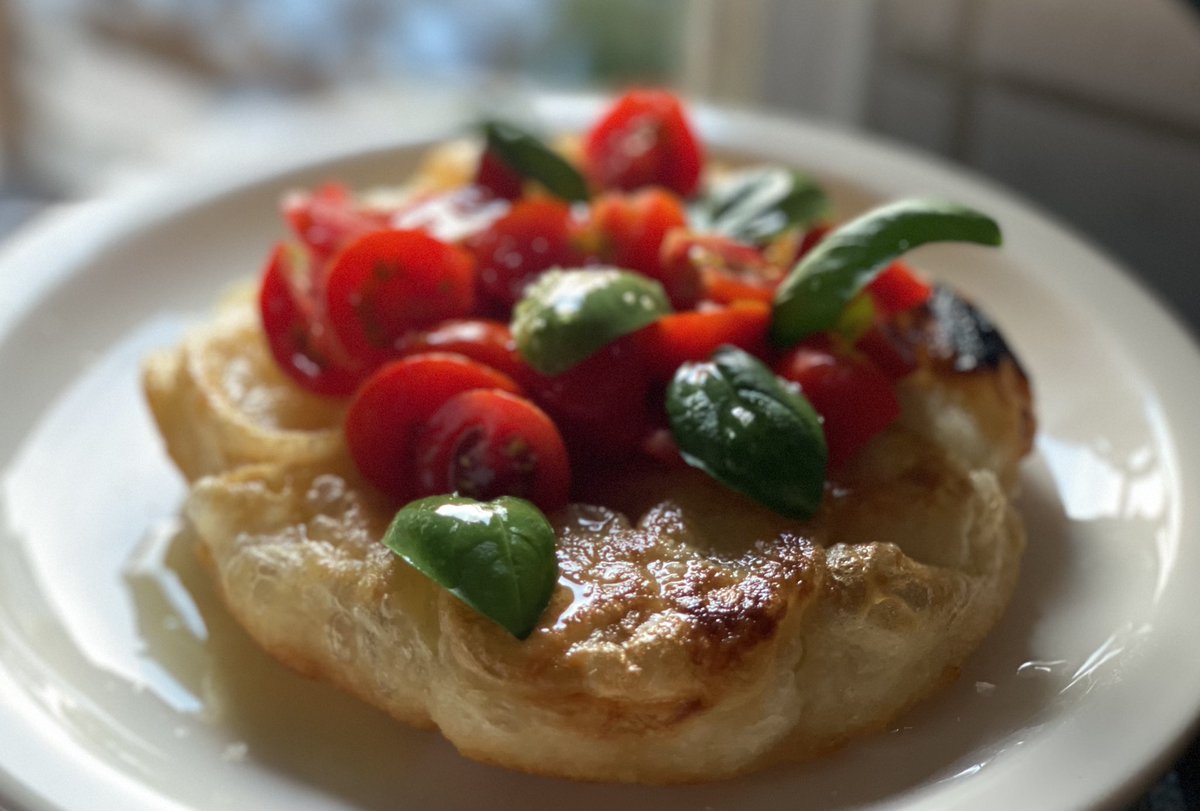 얼마 전 본 어느 식당의 아침메뉴.
플랫 브레드를 튀기다니! 폭신하고 고소하겠지? 
너무 먹고 싶은데 레시피는 없었기때문에 내 맘대로 만들었다. 😅

토마토 툭툭 자르고 잘 자라는 바질도 따올리고 소금도 솔솔.

생각대로 가볍고 맛있다. 여러모로 연구를 해서 새로운 무언가를 만들어봐야지 🧐