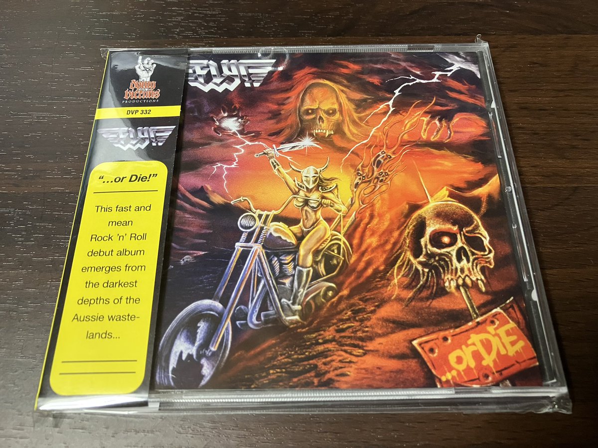 オーストラリア産ヘヴィメタル Fly! の2025年1stアルバム！Motörhead直系の男臭くて最高にイカしたドライビングヘヴィメタル！ジャケット見た瞬間ビビッときたんですけど、こういうジャケットでバイクがまともに描かれているの見たことありません笑！まぁそんな細かいこと気にするジャンルじゃないか。