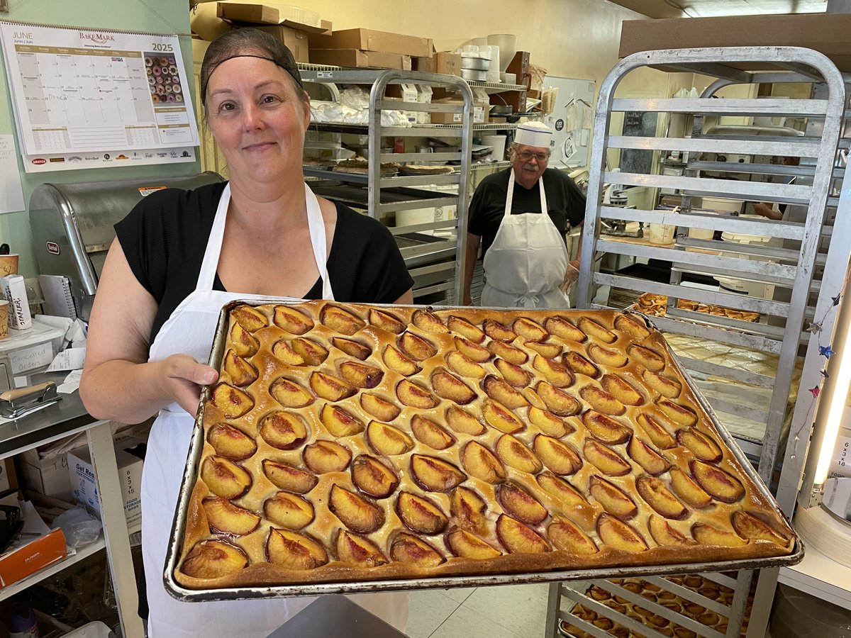 ScottWykoffWBAL's tweet photo. Yes! It’s #PeachCake time at #FenwickBakery ! It’s a #Baltimore summer tradition like no other as folks flock to the iconic bakery along #HarfordRoad each year in July to score delicious peach cakes and peach buns. With a drizzle of sugar on mine thank you!
@wbalradio @Steve_Byk https://t.co/rYvS1Obm9g