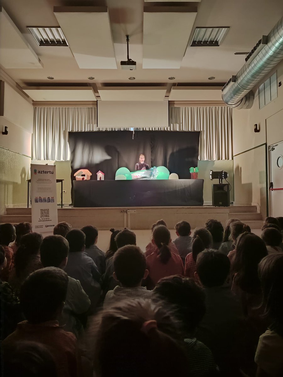 🟩 El alumnado de 4 y 5 años disfruta del #arte tradicional de las #marionetas de la mano de Errekamari. Experiencias que estimulan su curiosidad e #imaginación.

#Artxandape #Ikastola