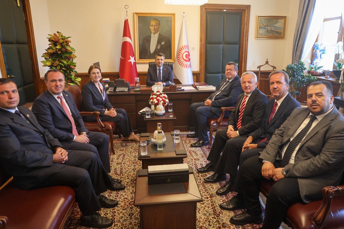 ibabelgin's tweet photo. 📍Türkiye Büyük Millet Meclisi

Önceki Dönem Edirne Valimiz, Sağlık Bakan Yardımcımız ve son olarak Türkiye Büyük Millet Meclisi Genel Sekreterliği görevine atanan Sayın Hüseyin Kürşat Kırbıyık’ı ziyaret ettik.

İlimizde ve ülkemizin çeşitli kademelerinde kıymetli hizmetlere imza atan Sayın Genel Sekreterimizin, TBMM çatısı altında da başarılı çalışmalar sürdüreceğine yürekten inanıyor, yeni görevinde üstün başarılar diliyoruz.

Nazik ev sahipliği ve samimi kabulleri için teşekkür ediyoruz. @kursatkirbiyik