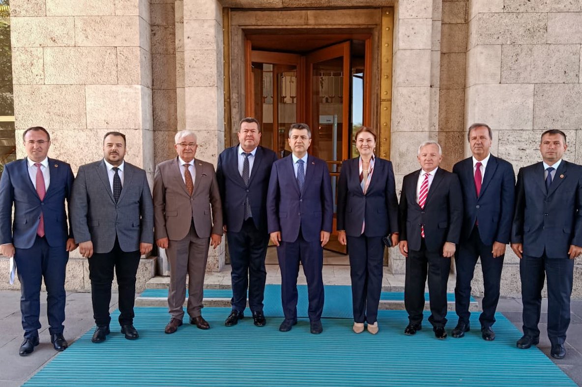 ibabelgin's tweet photo. 📍Türkiye Büyük Millet Meclisi

Önceki Dönem Edirne Valimiz, Sağlık Bakan Yardımcımız ve son olarak Türkiye Büyük Millet Meclisi Genel Sekreterliği görevine atanan Sayın Hüseyin Kürşat Kırbıyık’ı ziyaret ettik.

İlimizde ve ülkemizin çeşitli kademelerinde kıymetli hizmetlere imza atan Sayın Genel Sekreterimizin, TBMM çatısı altında da başarılı çalışmalar sürdüreceğine yürekten inanıyor, yeni görevinde üstün başarılar diliyoruz.

Nazik ev sahipliği ve samimi kabulleri için teşekkür ediyoruz. @kursatkirbiyik