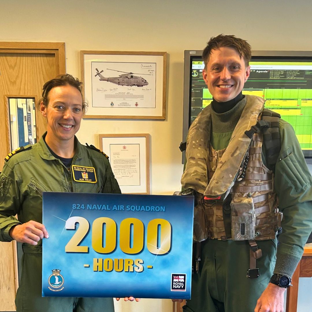 RNASCuldrose's tweet image. Well done to Lt Cdr Rich Beaumont, an experimental test pilot at Boscombe Down, who last week clocked 2,000 flying hours while flying on a Merlin helicopter aircrew training sortie at 824 Naval Air Squadron at Culdrose. He's pictured with squadron CO Cdr Alex Kelley #824NAS