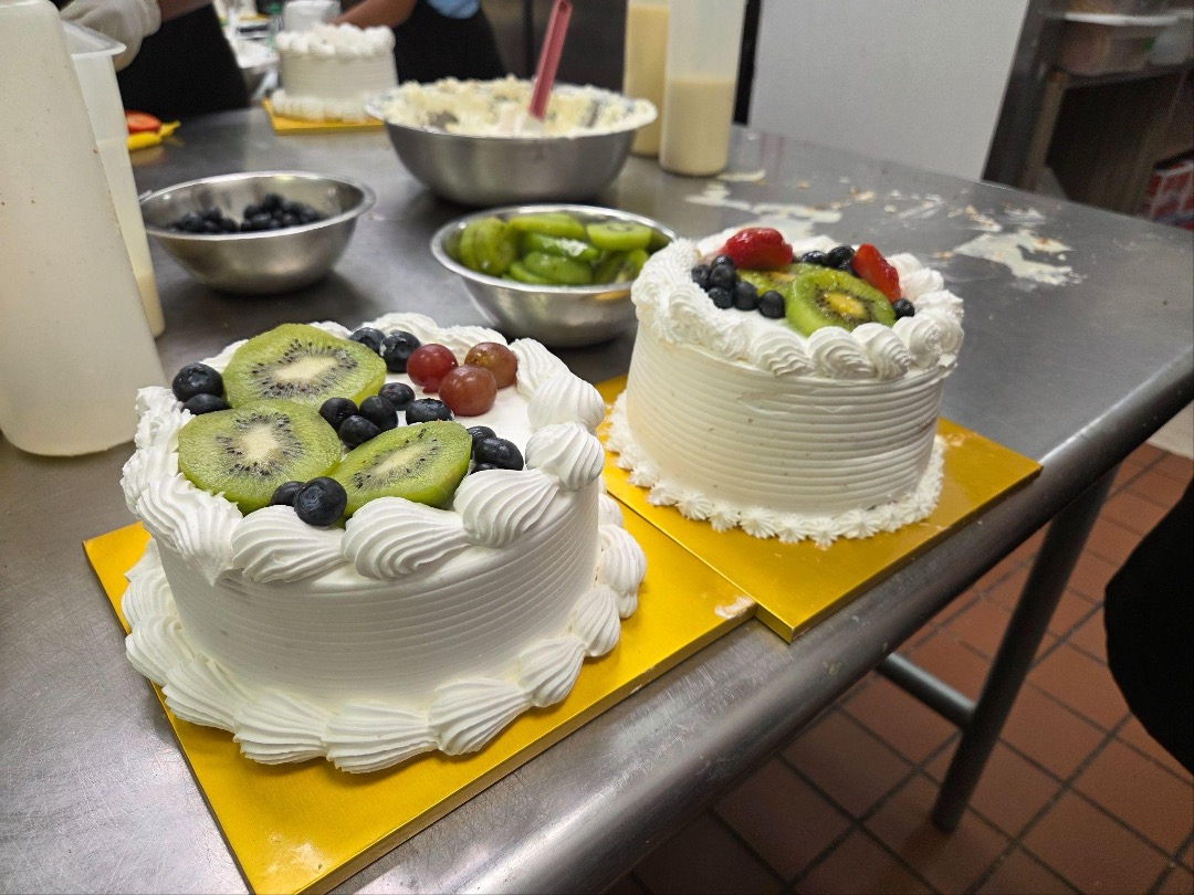 Thanks to one of our #Bigs, Mikey Kim, 6 of our #matches enjoyed #BBBSNCA’s first-ever #cakedecorating event! 💚🎂 The kitchen was full of laughter as each #Big and #Little created their own cake masterpiece to take home! 🧑‍🍳

#CasaBlancaBakery #MD #BeBig #Hyattsville