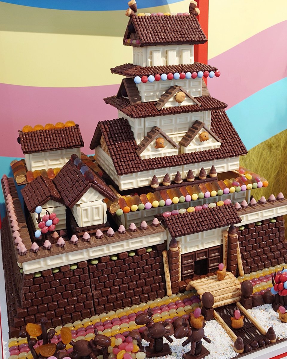 お菓子のお城作りました。
一生分のチョコベビー使った気がする