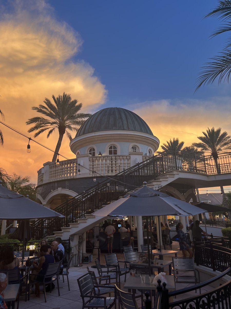 Golden hour + your favorite cocktail = pure June magic.
Come unwind under the palms and take in the beauty of the evening sky.