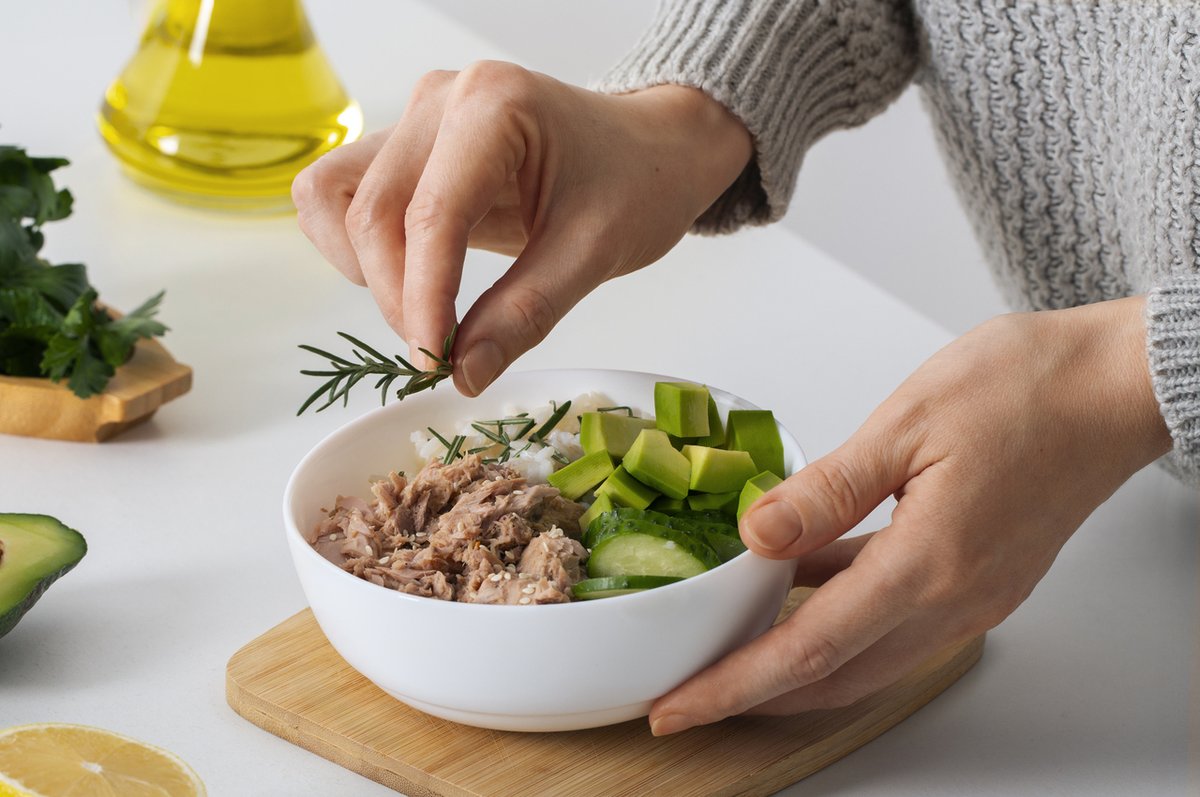 🧂 Reducir la #sal no es solo tomar menos, es hacerlo bien:

✅Minimízala en tu #dieta
✅No confíes en productos "light"
✅Planifica tus comidas

Descubre más consejos👉 bit.ly/4lxIwrV

#AtenziaContigo #Alimentación #Bienestar #ComerBien #Cuidados #Salud