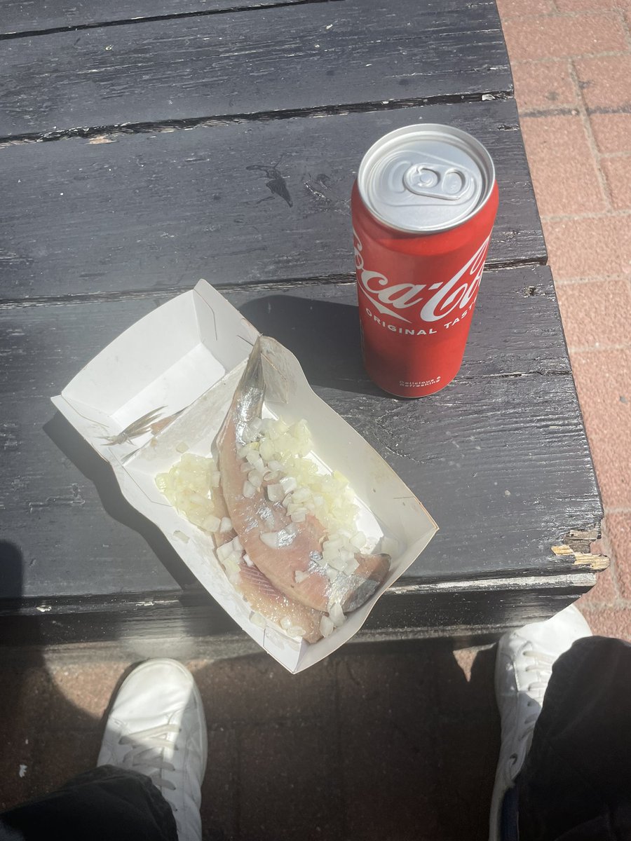 interlude162's tweet image. Lekkah bakkie haring en een cola