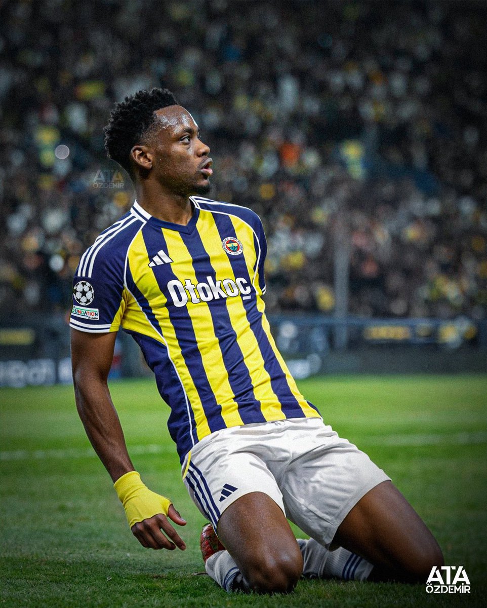Jhon Duran.

Zayıf ayağı yok. Ciddi söylüyorum, yok. Sahada sadece solu var. Diğeri dekor.

3 yılda 1 asist bile yok. Üretmek, oyunu kurmak, fark yaratmak? Geç bunları.

Premier Lig’de bu sezon maç başı ortalama 30 dakika oynamış. Yani yedek.

Ve biz, 12 yıllık Fenerbahçe