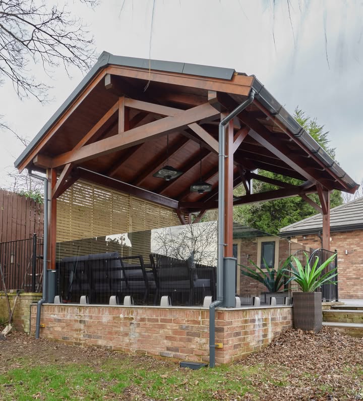 CRL_Europe's tweet photo. Glass and Mirror Technology were tasked with creating an outdoor living space. As a windbreak was needed to shield users from the elements while enabling water to pass under the glass, the installers chose CRL SpigLite Advanced as an effective, easy-to-fit solution. #balustrade https://t.co/If2DPbsRad