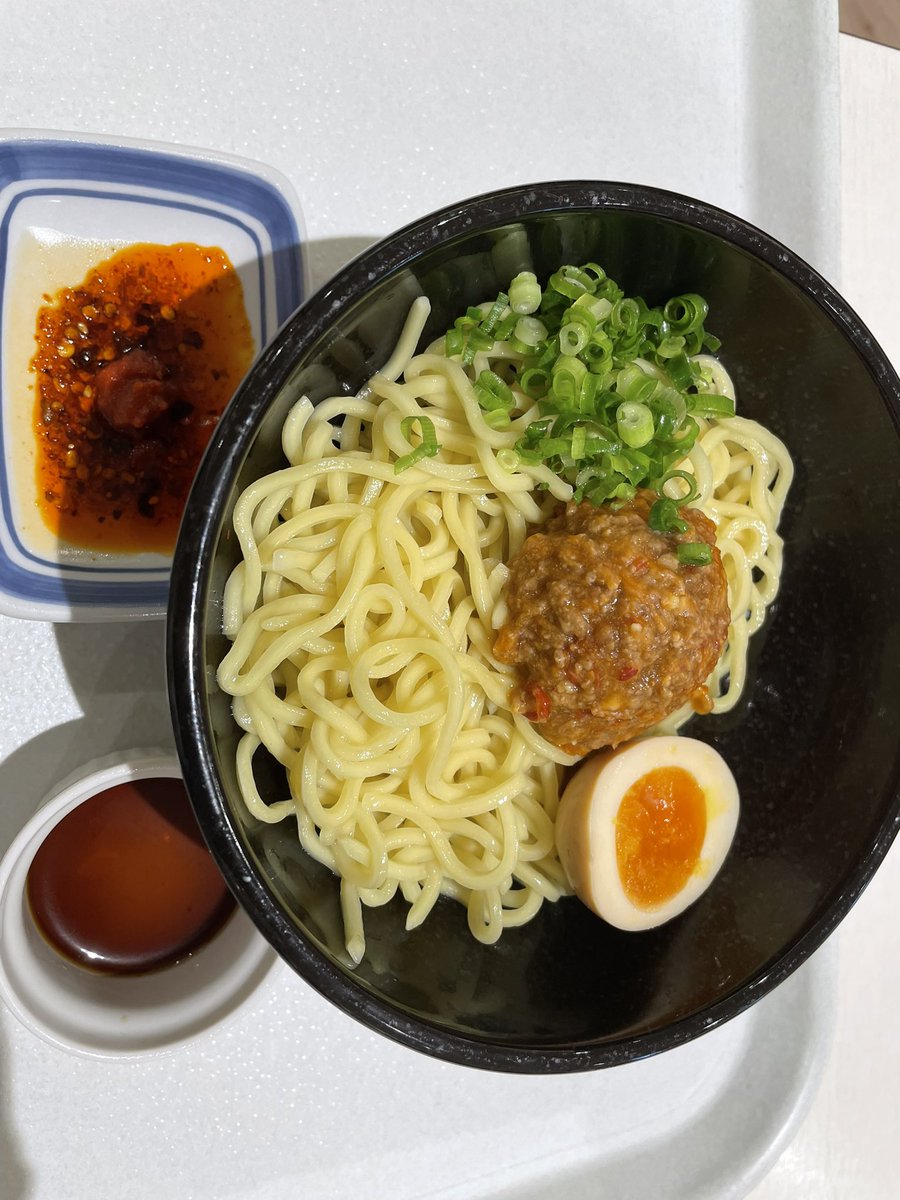 miami26150584's tweet image. 肉味噌まぜ麺🍜とねぎだこ🐙
ピリ辛肉味噌ともちもち麺が合わさって痺辛タレもいいアクセントになって美味しかった🥢
ねぎだこはネギがシャキシャキでたこ焼きが外カリカリ中とろりでおろし天つゆでさっぱりと食べれてソースとはまた違って美味しかった✨

#肉味噌まぜ麺 #ねぎだこ