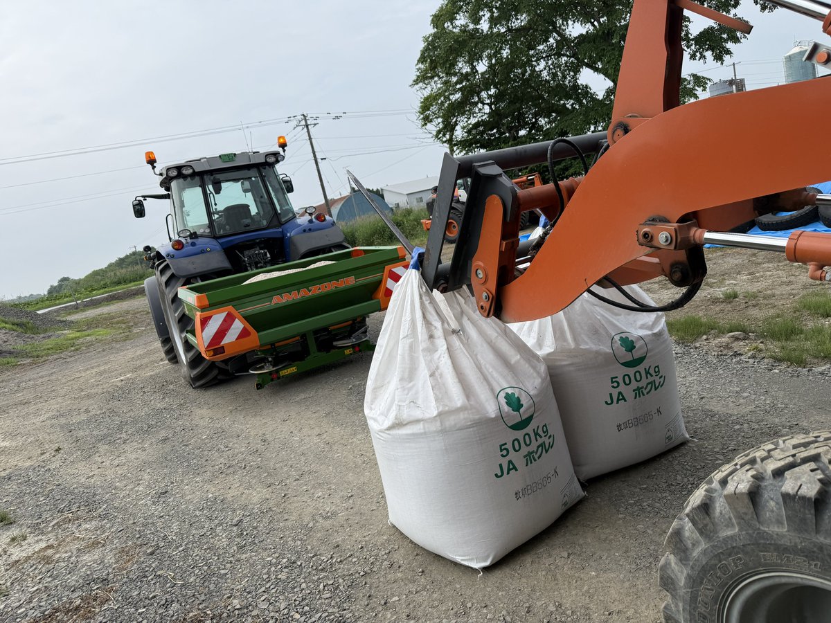 Ryuto86325's tweet photo. 昨日で240町の刻みと他の組合の草刈りお手伝いが終わったので今日から追肥ちゃちゃっとやります💪

あと１ヶ月後には2番草始まるのは考えないでおこ😇 https://t.co/BsjrvPuoQp