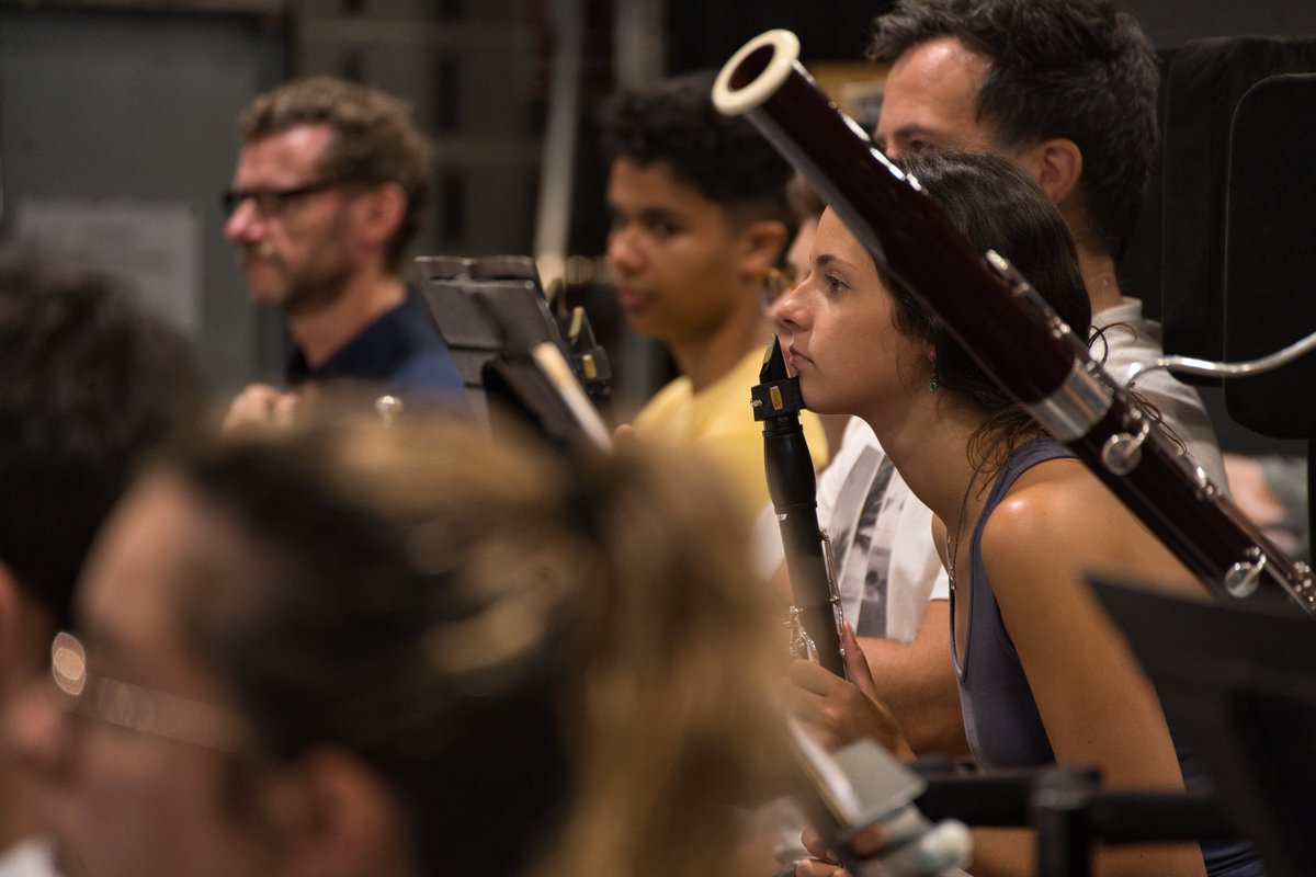 🎶✨Assaig amb la soprano Sabrina Gárdez, el tenor Celso Albelo i el talent jove de la nostra Petita Simfònica, amb 32 estudiants de les Illes Balears, compartint música, aprenentatge i passió.
👉Demà, 3 de juliol de 2025, 21.30 h, segon concert del Festival Bellver.