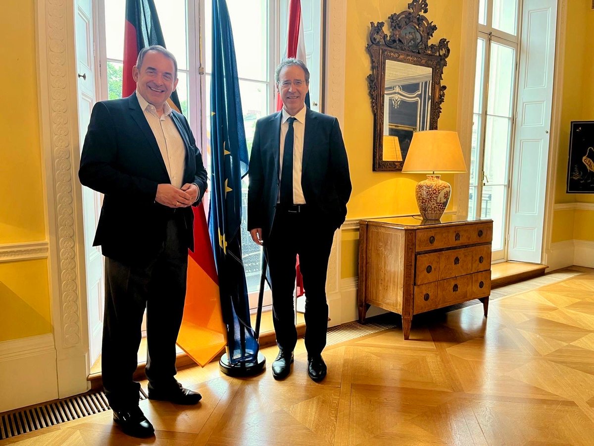 GermanAmbUK's tweet image. Welcomed Hesse’s Finance Minister Alexander Lorz and members of the state parliament’s budget committee to the Embassy.
We discussed the evolving landscape of trade & finance post-Brexit as well as the complementary roles of London and Frankfurt as financial centres in Europe.