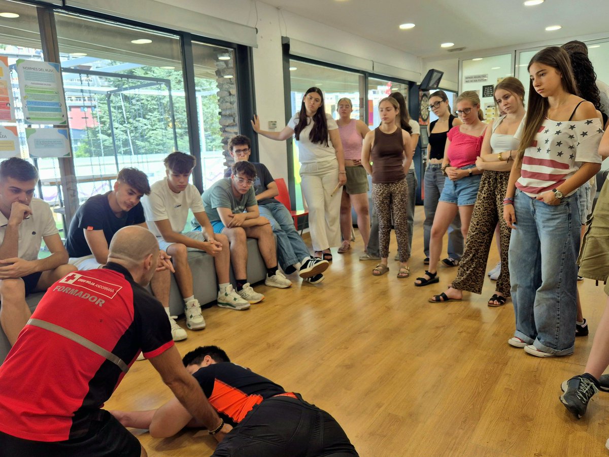 🌞 Ahir al Rusc vam fer una xerrada sobre primers auxilis perquè els joves estiguin preparats per actuar davant d’una emergència en el seu entorn laboral aquest estiu, ja sigui en esplais o en llars de jubilats.