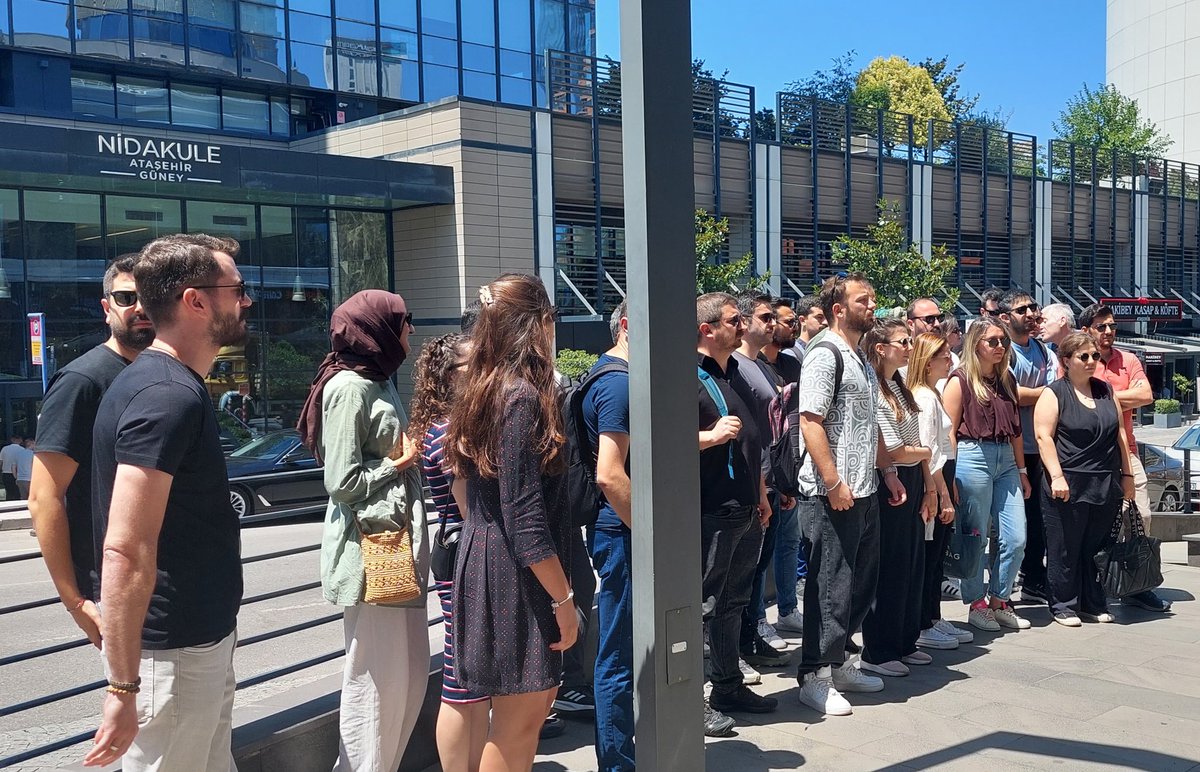 PE_Bilisim's tweet photo. 📣Hakkını isteyen FELECE çalışanı meslektaşlarımız bugün basın açıklaması ile bir kez daha seslerini duyurdu. 

Patronun dayatmalarına, sömürüye ve işten çıkarmalara  BOYUN EĞMİYORUZ! 
Hiçbir hakkımızı patrona bırakmayacağız. 
@pensendeyiz
#FELECEÇalışanlarıHakkınıArıyor https://t.co/kMyojbk1wk
