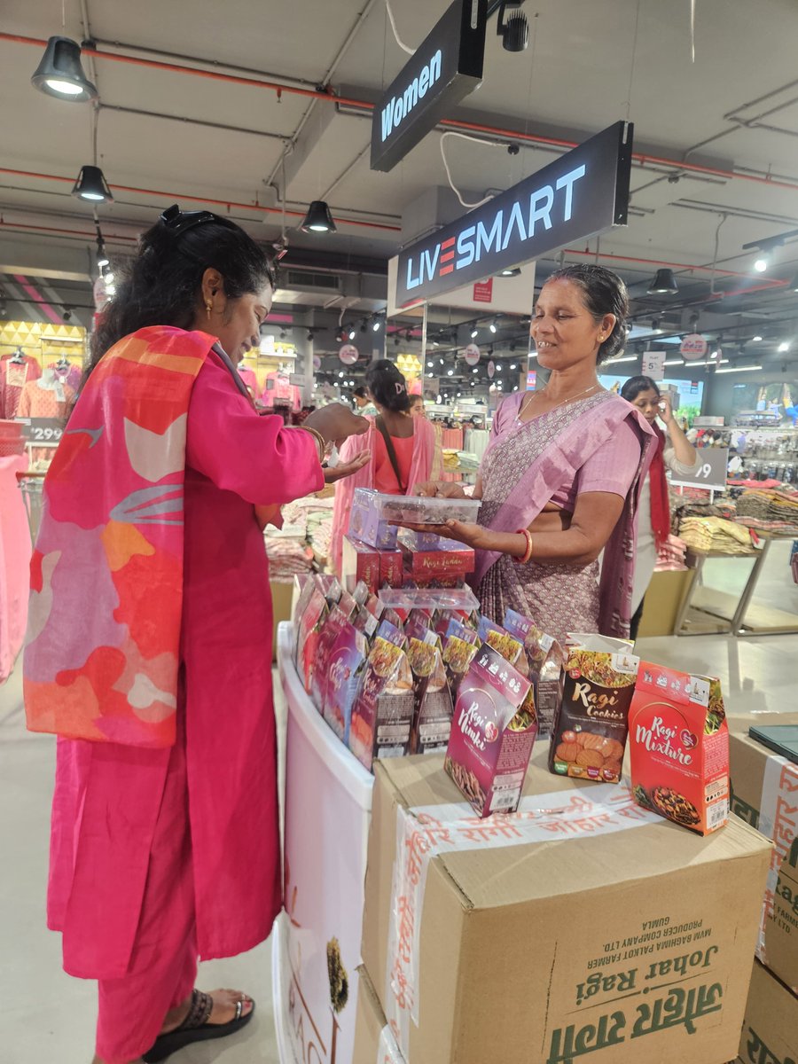 onlineJSLPS's tweet photo. MVM बघिमा पालकोट फार्मर प्रोड्यूसर कंपनी लिमिटेड, गुमला द्वारा रांची के मेन रोड स्थित Reliance SMART सुपर स्टोर में #जोहार_रागी उत्पादों का सैंपलिंग कार्यक्रम आयोजित किया गया। इस कार्यक्रम में ग्राहकों ने पारंपरिक और सेहत से भरपूर रागी से बने खास उत्पादों, जैसे रागी लड्डू, कुकीज़, मिक्सचर, भुजिया निमकी, चिप्स का स्वाद लिया, और खूब सराहना की| यह सैंपलिंग कार्यक्रम हर बुधवार को Reliance SMART सुपर स्टोर में आयोजित किया जाएगा।
MVM बघिमा पालकोट फार्मर प्रोड्यूसर कंपनी लिमिटेड द्वारा निर्मित उत्पाद अब https://t.co/snj3iCrdOR, Flipkart, Amazon, ONDC जैसे ऑनलाइन प्लेटफॉर्म्स पर भी उपलब्ध हैं |

@MoRD_GoI @DAY_NRLM 
@HemantSorenJMM @DipikaPS