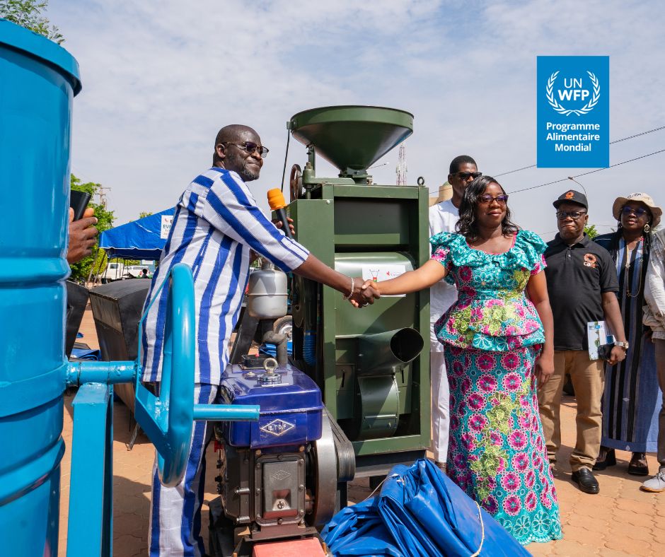 WFP_BurkinaFaso's tweet image. Grâce au soutien du 🇨🇦 Canada, 15 coopératives du Plateau Central reçoivent des équipements pour booster leur production.
Un appui en faveur de l’autonomisation des femmes, de la nutrition et de moyens d’existence durables.
Merci au 🇨🇦 pour son engagement !
@AmbCanBFA @DevCanada