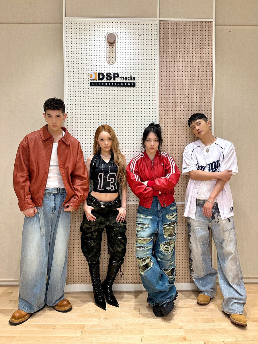 KARD_Official's tweet photo. What's your favorite song on KARD's 'DRIFT'?

Go stream KARD 8th Mini Album 'DRIFT'🤎

🎧 https://t.co/RYIYHkyEGB

#KARD #카드
#DRIFT #Touch https://t.co/bkXEQJRPCo