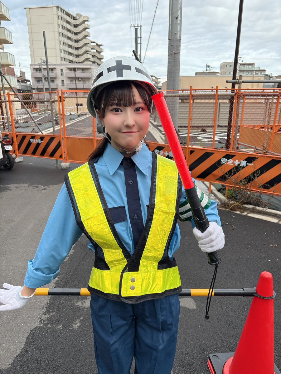 erisahigasiyama's tweet image. 『ライフクエスト』
MVが公開されました～！🍚

ドラマ25「#晩酌の流儀４ 〜夏編〜」
EDテーマです📺
毎日頑張るみなさんに届きますように…！
youtu.be/5ezn2DJbK7s

警備員さんになったよ👷🏻‍♀️ 🚧 
みんなでご飯タイムも楽しかった～！🫶

&quot;幸せ 味わいましょう&quot;☺️💭
たくさん見てね👀︎💕︎︎…