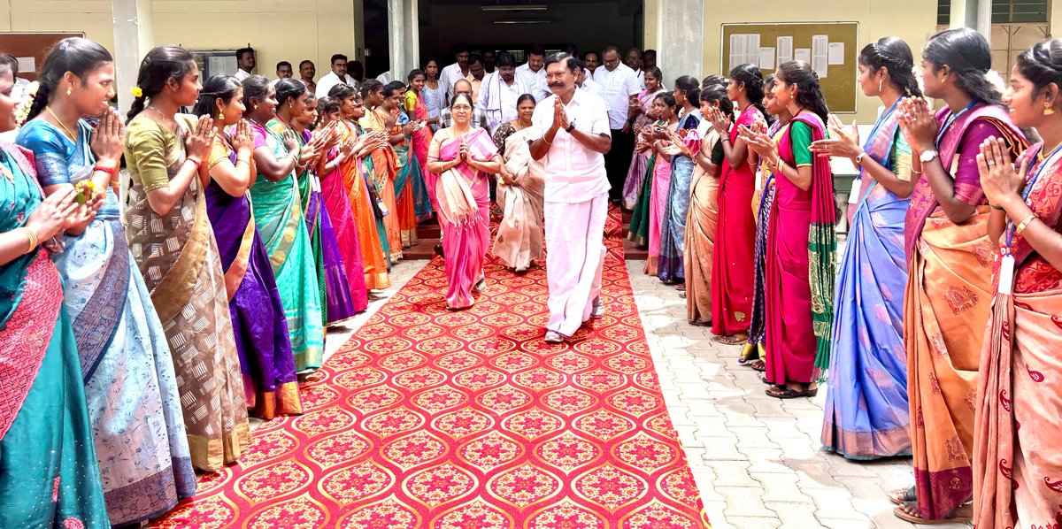 tmselvaganapat's tweet photo. எடப்பாடி அரசு கலை மற்றும் அறிவியல் கல்லூரி – 2025-26ஆம் கல்வியாண்டிற்கான முதலாம் ஆண்டு மாணவர்களுக்கான அறிமுக கூட்டத்தில் கலந்து கொண்டு, புதிய மாணவ, மாணவிகளை அன்போடு வரவேற்றோம்.

அன்புள்ள மாணவ, மாணவிகளே,  
இன்றைய நாள் உங்கள் வாழ்க்கையில் ஒரு புதிய அத்தியாயத்தின் தொடக்கம்.  
பள்ளி கல்வியை முடித்து, கல்லூரி வாழ்க்கையின் வாயிலில் காலடி வைக்கும் இந்த முக்கிய தருணம், உங்கள் எதிர்காலத்தை வடிவமைக்கும் ஒரு சீரிய கட்டமாக அமையும்.

இந்த மூன்று அல்லது நான்கு ஆண்டுகள் பாடங்களை கற்க மட்டுமல்ல; உங்கள் கனவுகளை நோக்கி பயணிக்கவும், புதிய திறன்களை வளர்க்கவும், உங்கள் தனித்துவமான அடையாளத்தை உருவாக்கவும் உதவும் பயணமாகும்.

உங்கள் பெற்றோர், ஆசிரியர்கள் மற்றும் சமூகம் கொண்டுள்ள நம்பிக்கையை நிறைவேற்ற உங்களால் முடியும் என்பதை நம்புங்கள்.  
இன்று நீங்கள் விதைக்கும் முயற்சி, நாளைய வெற்றியின் வேராக மாறும். 

இந்த உற்சாகமான தருணத்தில், உங்கள் கல்விப் பயணம் சிறப்பும், வெற்றியும் பெற வாழ்த்துக்களுடன் அன்போடு வரவேற்றோம்.💐💐💐📖📚
#tamilnadu_education_department 

@mkstalin @Udhaystalin @DMKITwing @arivalayam @DMKSalem_