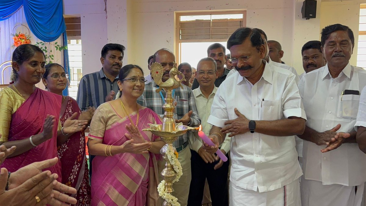 tmselvaganapat's tweet photo. எடப்பாடி அரசு கலை மற்றும் அறிவியல் கல்லூரி – 2025-26ஆம் கல்வியாண்டிற்கான முதலாம் ஆண்டு மாணவர்களுக்கான அறிமுக கூட்டத்தில் கலந்து கொண்டு, புதிய மாணவ, மாணவிகளை அன்போடு வரவேற்றோம்.

அன்புள்ள மாணவ, மாணவிகளே,  
இன்றைய நாள் உங்கள் வாழ்க்கையில் ஒரு புதிய அத்தியாயத்தின் தொடக்கம்.  
பள்ளி கல்வியை முடித்து, கல்லூரி வாழ்க்கையின் வாயிலில் காலடி வைக்கும் இந்த முக்கிய தருணம், உங்கள் எதிர்காலத்தை வடிவமைக்கும் ஒரு சீரிய கட்டமாக அமையும்.

இந்த மூன்று அல்லது நான்கு ஆண்டுகள் பாடங்களை கற்க மட்டுமல்ல; உங்கள் கனவுகளை நோக்கி பயணிக்கவும், புதிய திறன்களை வளர்க்கவும், உங்கள் தனித்துவமான அடையாளத்தை உருவாக்கவும் உதவும் பயணமாகும்.

உங்கள் பெற்றோர், ஆசிரியர்கள் மற்றும் சமூகம் கொண்டுள்ள நம்பிக்கையை நிறைவேற்ற உங்களால் முடியும் என்பதை நம்புங்கள்.  
இன்று நீங்கள் விதைக்கும் முயற்சி, நாளைய வெற்றியின் வேராக மாறும். 

இந்த உற்சாகமான தருணத்தில், உங்கள் கல்விப் பயணம் சிறப்பும், வெற்றியும் பெற வாழ்த்துக்களுடன் அன்போடு வரவேற்றோம்.💐💐💐📖📚
#tamilnadu_education_department 

@mkstalin @Udhaystalin @DMKITwing @arivalayam @DMKSalem_