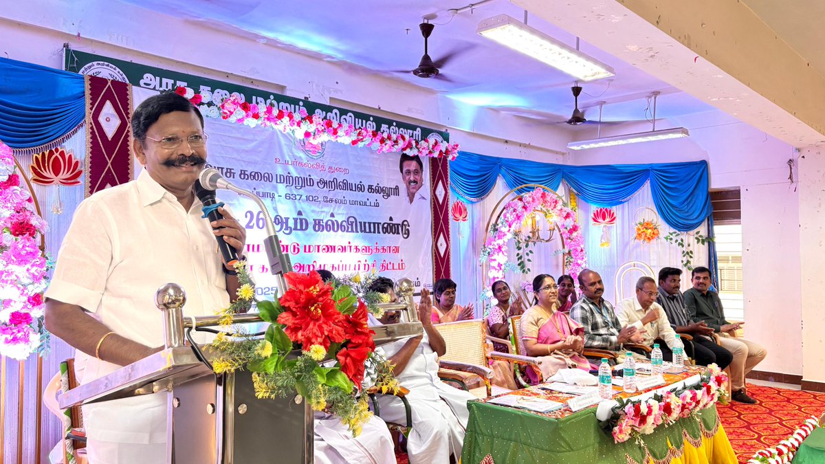 tmselvaganapat's tweet photo. எடப்பாடி அரசு கலை மற்றும் அறிவியல் கல்லூரி – 2025-26ஆம் கல்வியாண்டிற்கான முதலாம் ஆண்டு மாணவர்களுக்கான அறிமுக கூட்டத்தில் கலந்து கொண்டு, புதிய மாணவ, மாணவிகளை அன்போடு வரவேற்றோம்.

அன்புள்ள மாணவ, மாணவிகளே,  
இன்றைய நாள் உங்கள் வாழ்க்கையில் ஒரு புதிய அத்தியாயத்தின் தொடக்கம்.  
பள்ளி கல்வியை முடித்து, கல்லூரி வாழ்க்கையின் வாயிலில் காலடி வைக்கும் இந்த முக்கிய தருணம், உங்கள் எதிர்காலத்தை வடிவமைக்கும் ஒரு சீரிய கட்டமாக அமையும்.

இந்த மூன்று அல்லது நான்கு ஆண்டுகள் பாடங்களை கற்க மட்டுமல்ல; உங்கள் கனவுகளை நோக்கி பயணிக்கவும், புதிய திறன்களை வளர்க்கவும், உங்கள் தனித்துவமான அடையாளத்தை உருவாக்கவும் உதவும் பயணமாகும்.

உங்கள் பெற்றோர், ஆசிரியர்கள் மற்றும் சமூகம் கொண்டுள்ள நம்பிக்கையை நிறைவேற்ற உங்களால் முடியும் என்பதை நம்புங்கள்.  
இன்று நீங்கள் விதைக்கும் முயற்சி, நாளைய வெற்றியின் வேராக மாறும். 

இந்த உற்சாகமான தருணத்தில், உங்கள் கல்விப் பயணம் சிறப்பும், வெற்றியும் பெற வாழ்த்துக்களுடன் அன்போடு வரவேற்றோம்.💐💐💐📖📚
#tamilnadu_education_department 

@mkstalin @Udhaystalin @DMKITwing @arivalayam @DMKSalem_
