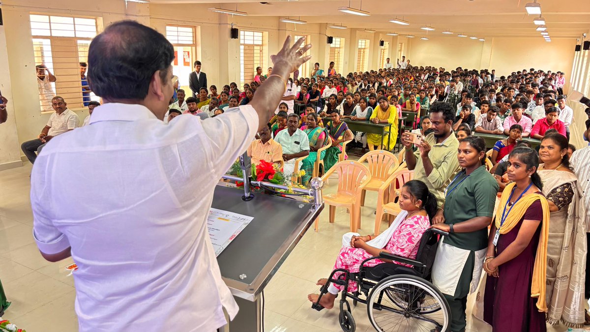 tmselvaganapat's tweet photo. எடப்பாடி அரசு கலை மற்றும் அறிவியல் கல்லூரி – 2025-26ஆம் கல்வியாண்டிற்கான முதலாம் ஆண்டு மாணவர்களுக்கான அறிமுக கூட்டத்தில் கலந்து கொண்டு, புதிய மாணவ, மாணவிகளை அன்போடு வரவேற்றோம்.

அன்புள்ள மாணவ, மாணவிகளே,  
இன்றைய நாள் உங்கள் வாழ்க்கையில் ஒரு புதிய அத்தியாயத்தின் தொடக்கம்.  
பள்ளி கல்வியை முடித்து, கல்லூரி வாழ்க்கையின் வாயிலில் காலடி வைக்கும் இந்த முக்கிய தருணம், உங்கள் எதிர்காலத்தை வடிவமைக்கும் ஒரு சீரிய கட்டமாக அமையும்.

இந்த மூன்று அல்லது நான்கு ஆண்டுகள் பாடங்களை கற்க மட்டுமல்ல; உங்கள் கனவுகளை நோக்கி பயணிக்கவும், புதிய திறன்களை வளர்க்கவும், உங்கள் தனித்துவமான அடையாளத்தை உருவாக்கவும் உதவும் பயணமாகும்.

உங்கள் பெற்றோர், ஆசிரியர்கள் மற்றும் சமூகம் கொண்டுள்ள நம்பிக்கையை நிறைவேற்ற உங்களால் முடியும் என்பதை நம்புங்கள்.  
இன்று நீங்கள் விதைக்கும் முயற்சி, நாளைய வெற்றியின் வேராக மாறும். 

இந்த உற்சாகமான தருணத்தில், உங்கள் கல்விப் பயணம் சிறப்பும், வெற்றியும் பெற வாழ்த்துக்களுடன் அன்போடு வரவேற்றோம்.💐💐💐📖📚
#tamilnadu_education_department 

@mkstalin @Udhaystalin @DMKITwing @arivalayam @DMKSalem_