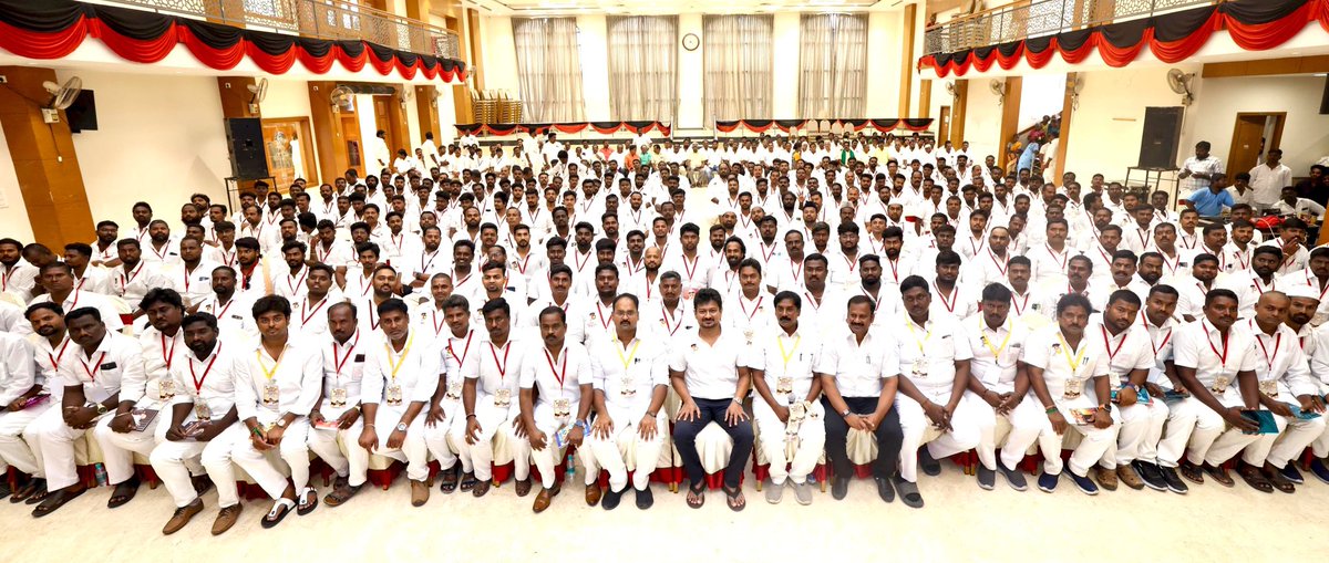 வேலூர் மாவட்டத்தில் புதிதாக நியமிக்கப்பட்டுள்ள ஒன்றிய - நகர - பகுதி - பேரூர் <a href="/dmk_youthwing/">DMK Youth Wing</a> அமைப்பாளர், துணை அமைப்பாளர்களுக்கான அறிமுகக் கூட்டத்தில் இன்று பங்கேற்றோம்.

கழகத்தலைவர் - மாண்புமிகு முதலமைச்சர் <a href="/mkstalin/">M.K.Stalin - தமிழ்நாட்டை தலைகுனிய விடமாட்டேன்</a> அவர்களால் உருவாக்கப்பட்டு - கழகத்தின் முதன்மை அணியாக உயர்ந்து