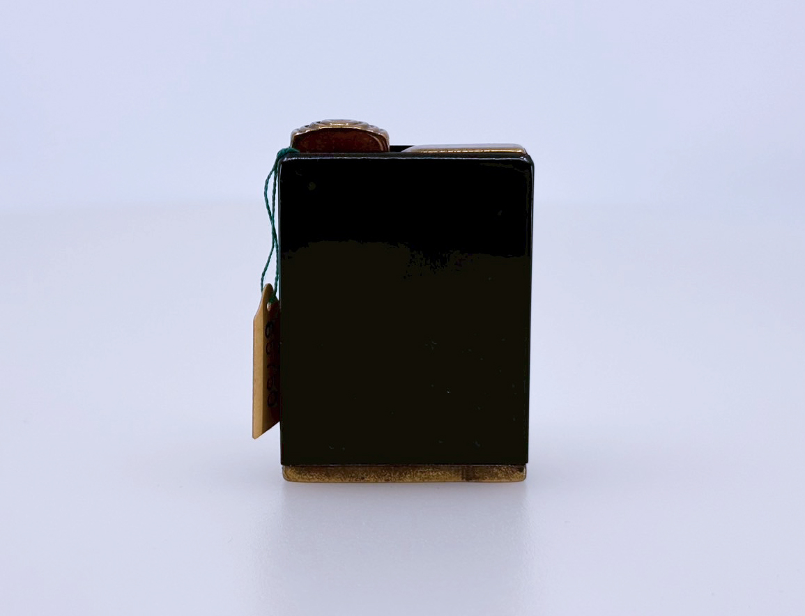 TASKLABoratory's tweet photo. かけらと器 ご紹介②
Reliqua(レリクア)
―― 遺されたもの、そして記憶を繋ぐ香りの器 ――
ライター型の香水吹です。
上部を展開して吹くときれいに霧が吹けます。
・スペック
サイズ 縦55mm 横38mm 厚さ17mm
真鍮製
どこか遠くの時代で、大切に手渡されてきたかのような小さな器。
深く刻まれた模様は、静かな時間の層を纏いながら、語られることのなかった物語を抱いています。
「Reliqua(レリクア)」は、ラテン語で「遺されたもの」。
けれど、それは失われたというよりも、残された希望や、今なお息づく想い。
誰かの祈りが、まだほんのり温かく残っているような、そんな静けさを宿しています。
香りを入れても、入れなくても。
あなたの傍らにそっとあるだけで、時を超えた対話が始まるかもしれません。
#あなたを迎える夏 #TASKLAB夏2025 #香水吹商店 #かけらと器