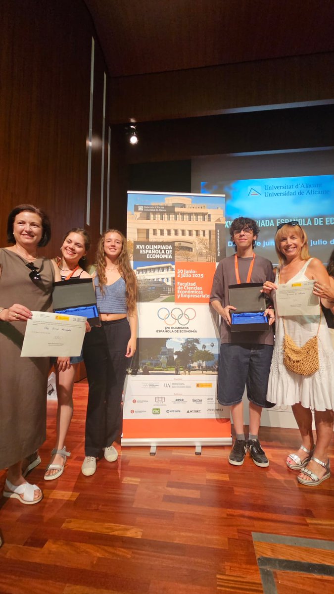 Enhorabuena al equipazo de Valladolid por su grandísima participación en la XVI Olimpiada Nacional de Economía. Nos llevamos el primer premio por equipos, y Eloy García del @IesPinarOficia la medalla de Bronce. #somosECOUVa