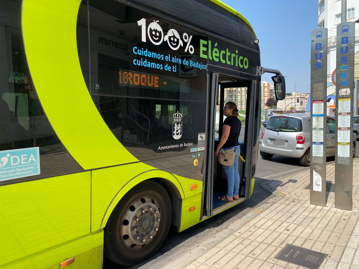 PSOE Badajoz /❤️ (@psoebadajoz) on Twitter photo 🚍 El PSOE exige a Gragera que rebaje YA el precio del autobús.
❌ Badajoz es de las pocas ciudades que ha eliminado totalmente el descuento del billete.
🔴 <a href="/silgoncha/">Silvia González /♥️</a>: “Se quejan del tren pero aquí no bajan ni 20 céntimos del bus, que es competencia municipal. ¡Trapaceros!” 🚍 El PSOE exige a Gragera que rebaje YA el precio del autobús.
❌ Badajoz es de las pocas ciudades que ha eliminado totalmente el descuento del billete.
🔴 <a href="/silgoncha/">Silvia González /♥️</a>: “Se quejan del tren pero aquí no bajan ni 20 céntimos del bus, que es competencia municipal. ¡Trapaceros!”