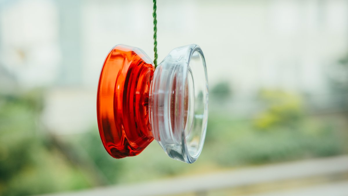 バンダイから発売されている『ハイパーヨーヨーカプセル』のプロダクトデザインに度肝を抜かれています。

ガシャポン自販機から出てきたカプセルをバラして組み上げると、立派な金属ボールベアリング内臓のハイパーヨーヨーが完成。