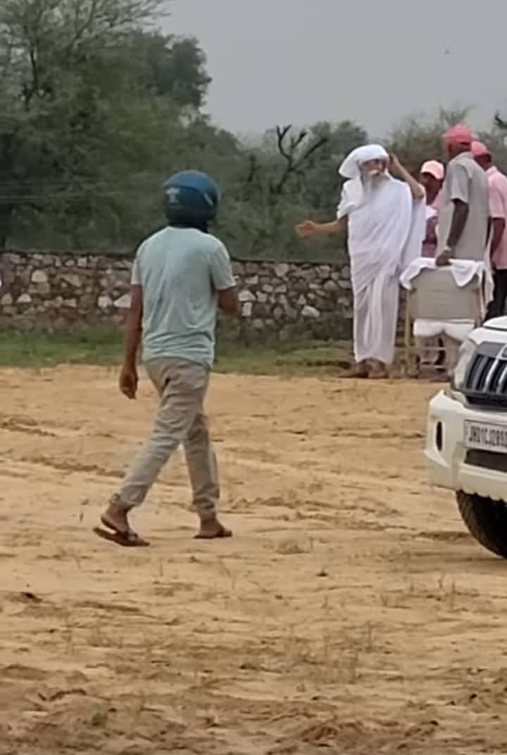 KisoraV4470's tweet photo. 🙏🏻🙏🏻🙏🏻🙏🏻🙏🏻
*साधक गुरु पूर्णिमा 2025 का सादर आमंत्रण*
बाबा उमाकांत जी महाराज ने कहा एक समय ऐसा आएगा कि पूरी दुनिया में एक ही धर्म होगा 
#मानव_धर्म 

परम संत बाबा उमाकांत जी महाराज आज 2 जुलाई 2025 को प्रातः जयपुर, राजस्थान में गुरु पूर्णिमा कार्यक्रम स्थल पर व्यवस्था देखते हुए। https://t.co/9z9cW0f0OR