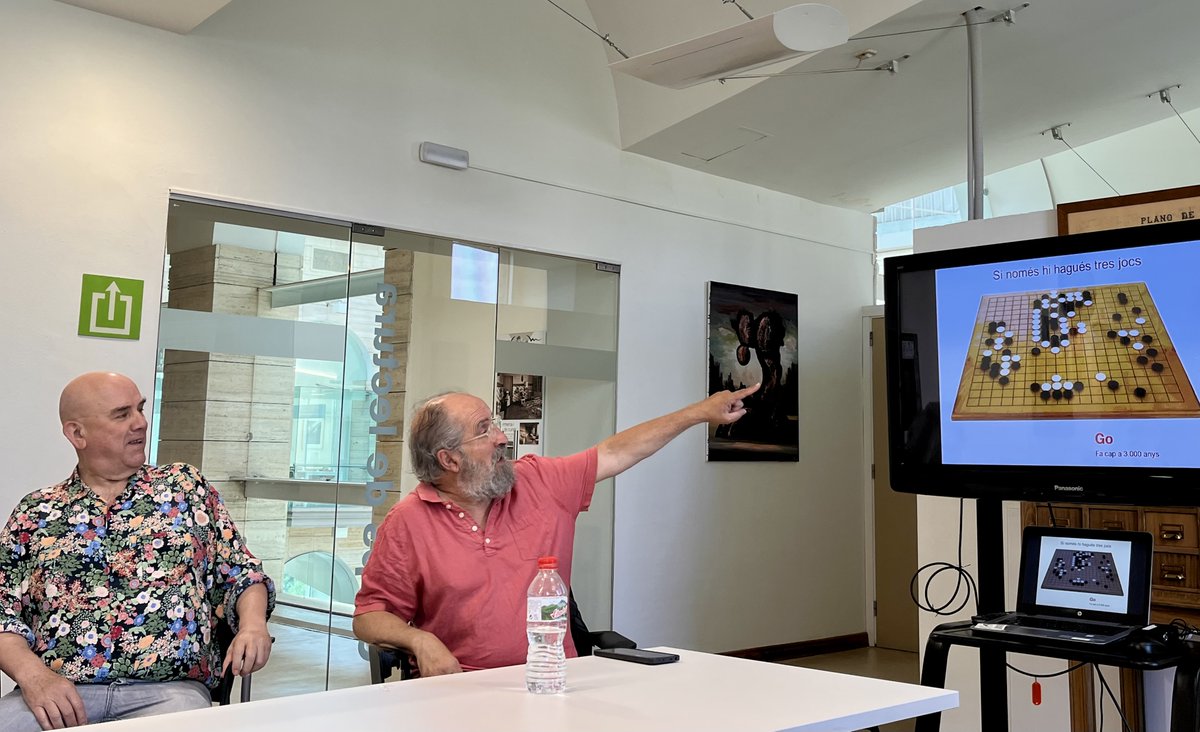 🎲➕ Aquest dimecres a la <a href="/bplleida/">Biblioteca P. Lleida</a> ha tingut lloc un taller de jocs i matemàtiques adreçat a professionals de les #BibliotequesLleida.

Una nova formació de <a href="/bibliotequescat/">Biblioteques</a> a càrrec d’<a href="/oriolcomas/">Oriol Comas</a> i <a href="/DeulofeuJordi/">jordideulofeu</a> per dinamitzar els jocs de taula a les biblioteques públiques.