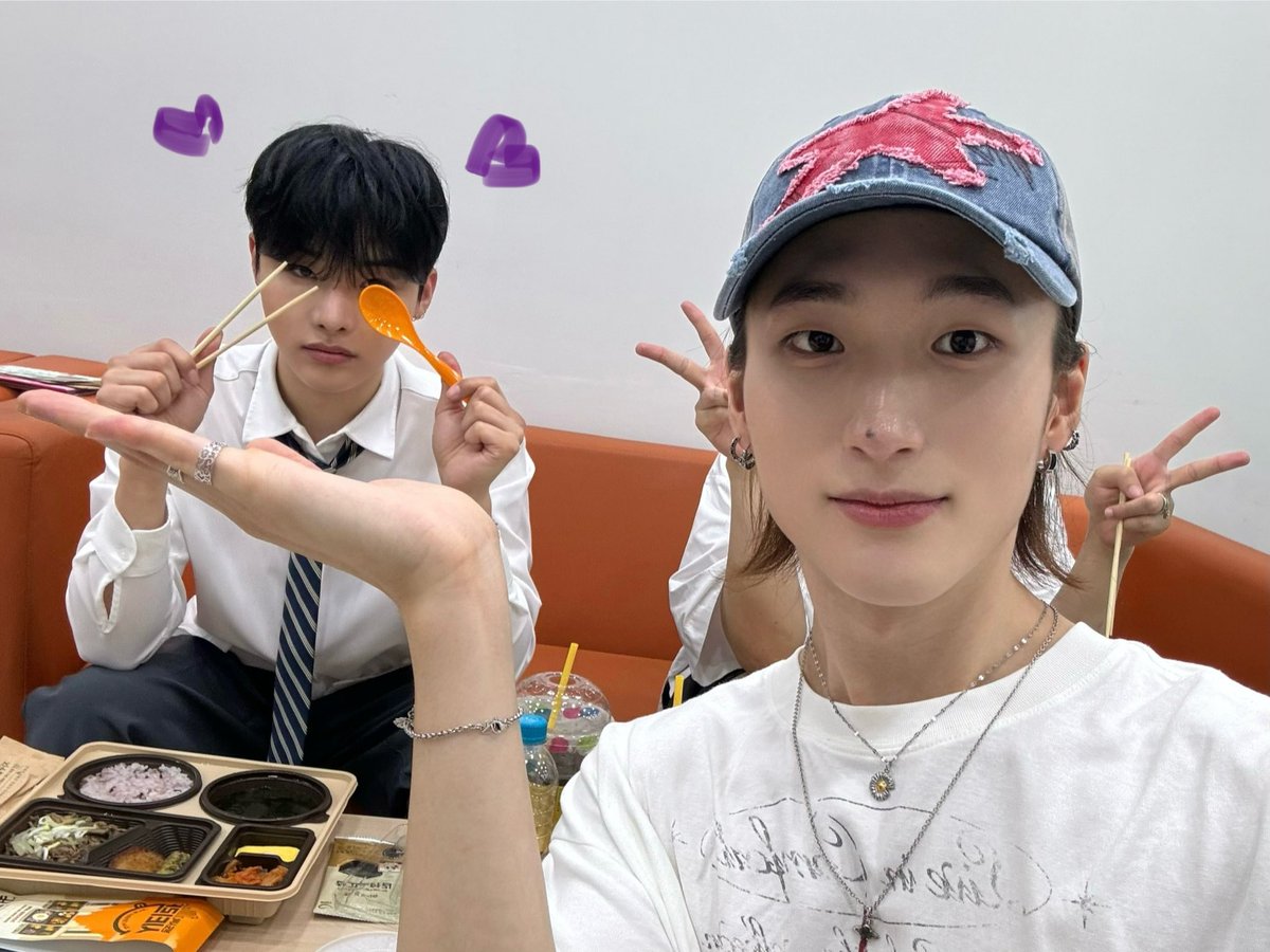 [#범수]

쏘블리 800일 축하와🎂💜함께 소디엑 F4 고생했어~!💜🫂🐈‍⬛

#XODIAC #소디엑 #BEOMSOO #범수