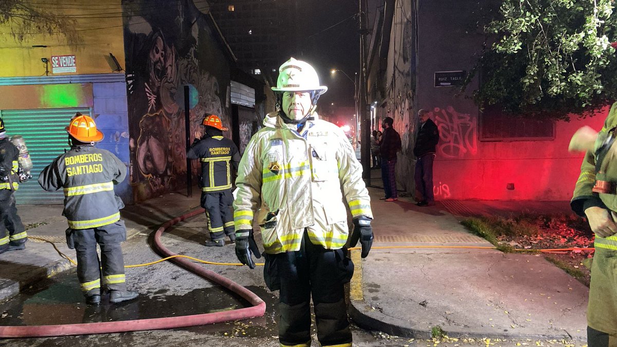 Cuerpo de Bomberos de Santiago (@cbsantiago) on Twitter photo 🔴 AHORA: el 3er. Comandante del Cuerpo de Bomberos de Santiago, Piero Tardito Aguilera, asume el mando y coordinación de las operaciones contra #incendio en propiedad en calle Ruiz Tagle y Manuel Fischmann, en la comuna de #EstaciónCentral.
<a href="/Comandantecbs/">Comandantecbs</a>
<a href="/muniecentral/">#EstacionCentral</a> 🔴 AHORA: el 3er. Comandante del Cuerpo de Bomberos de Santiago, Piero Tardito Aguilera, asume el mando y coordinación de las operaciones contra #incendio en propiedad en calle Ruiz Tagle y Manuel Fischmann, en la comuna de #EstaciónCentral.
<a href="/Comandantecbs/">Comandantecbs</a>
<a href="/muniecentral/">#EstacionCentral</a>