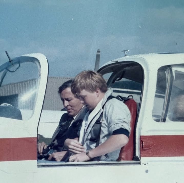 BartolucciFabio's tweet image. Quarantacinque anni di passione per il volo per re Willem Alexander dei Paesi Bassi. La Casa Reale olandese festeggia i quarant'anni dal brevetto di pilota d'aereo ottenuto dal re, con queste quattro foto, che raccontano i quattro decenni di volo.