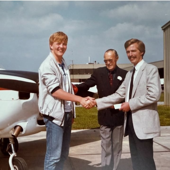 BartolucciFabio's tweet image. Quarantacinque anni di passione per il volo per re Willem Alexander dei Paesi Bassi. La Casa Reale olandese festeggia i quarant'anni dal brevetto di pilota d'aereo ottenuto dal re, con queste quattro foto, che raccontano i quattro decenni di volo.