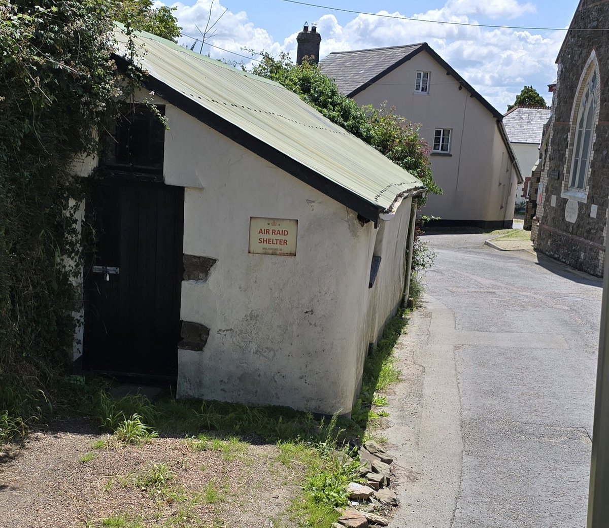 NonDiaCritical's tweet image. Dorucuji dnes v malinkate vesnicce Buckland Brewer v Devonu🇬🇧. mistni starousedlik mi povida: "Kdyz to chteli v 70kach zborit, tak jsem jim nadaval, ze se to bude jeste hodit. A vidite.. opet aktualni!"
Jen nevim, jestli to vetche zdivo snese neco vic nez jarni krupobiti.🤷♂️✈️💣