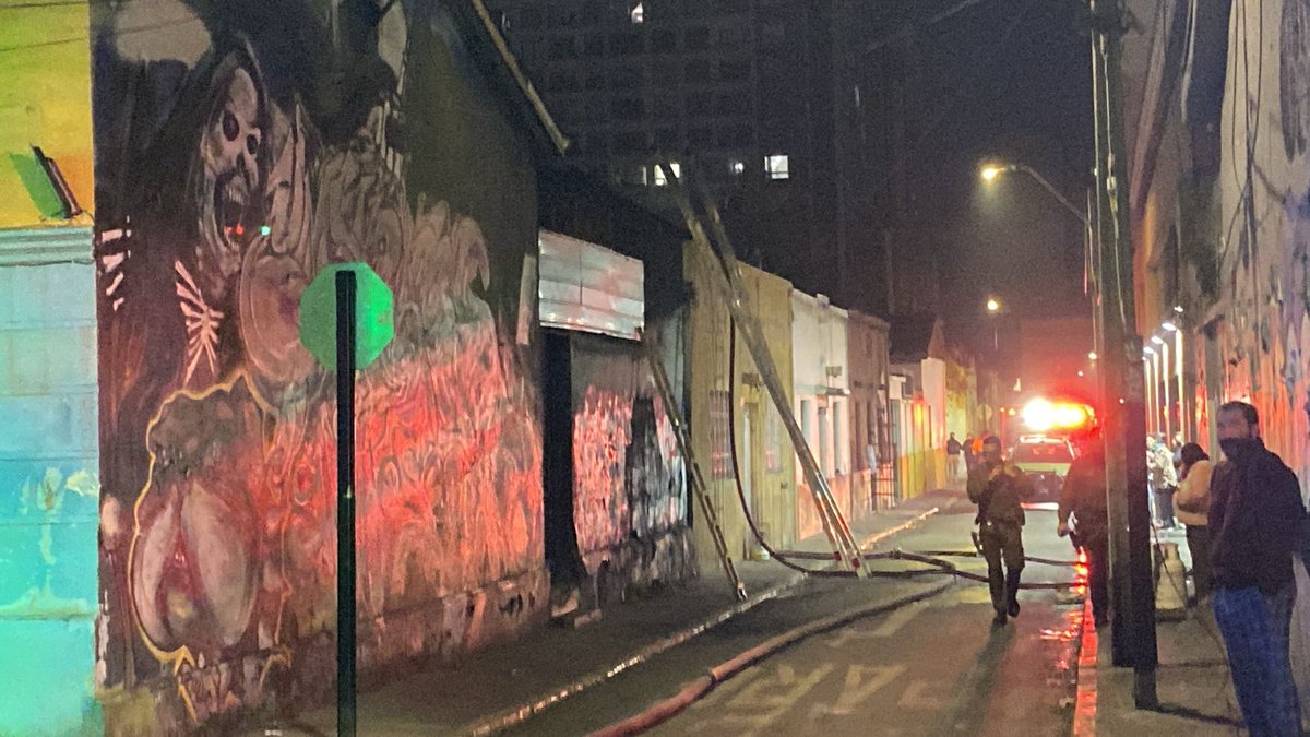 Cuerpo de Bomberos de Santiago (@cbsantiago) on Twitter photo 🔴 A las 07:24 horas, el 3er. Comandante del Cuerpo de Bomberos de Santiago, Piero Tardito Aguilera, dio por finalizada la Alarma de #Incendio en calle Ruiz Tagle y Manuel Fischmann, en la comuna de #EstaciónCentral.
<a href="/Comandantecbs/">Comandantecbs</a>
<a href="/muniecentral/">#EstacionCentral</a> 🔴 A las 07:24 horas, el 3er. Comandante del Cuerpo de Bomberos de Santiago, Piero Tardito Aguilera, dio por finalizada la Alarma de #Incendio en calle Ruiz Tagle y Manuel Fischmann, en la comuna de #EstaciónCentral.
<a href="/Comandantecbs/">Comandantecbs</a>
<a href="/muniecentral/">#EstacionCentral</a>