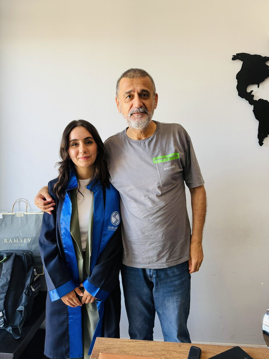 zafertokus's tweet photo. Bazen birine bakarsınız ve zamanın nasıl geçtiğini anlamazsınız…
Büşranur Şahin, çocukluğundan bu yana gözümüzün önünde büyüdü.
Sessizce, sabırla, azimle…

Hem okudu, hem çalıştı… Yoruldu belki ama hiç vazgeçmedi.
Ve bugün, Sakarya Üniversitesi İletişim Fakültesi’nden mezun oldu.

Bu başarı sadece bir diplomadan ibaret değil; yılların emeği, alın teri, içten bir mücadelenin meyvesi.
Seninle gurur duyuyoruz Büşra…
Yolun ışık, kalbin hep umutla dolu olsun. 🌸🎓
@SakaryaMedyabar 
@tv264