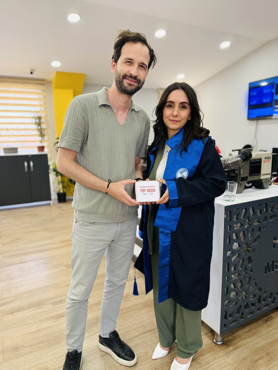 zafertokus's tweet photo. Bazen birine bakarsınız ve zamanın nasıl geçtiğini anlamazsınız…
Büşranur Şahin, çocukluğundan bu yana gözümüzün önünde büyüdü.
Sessizce, sabırla, azimle…

Hem okudu, hem çalıştı… Yoruldu belki ama hiç vazgeçmedi.
Ve bugün, Sakarya Üniversitesi İletişim Fakültesi’nden mezun oldu.

Bu başarı sadece bir diplomadan ibaret değil; yılların emeği, alın teri, içten bir mücadelenin meyvesi.
Seninle gurur duyuyoruz Büşra…
Yolun ışık, kalbin hep umutla dolu olsun. 🌸🎓
@SakaryaMedyabar 
@tv264