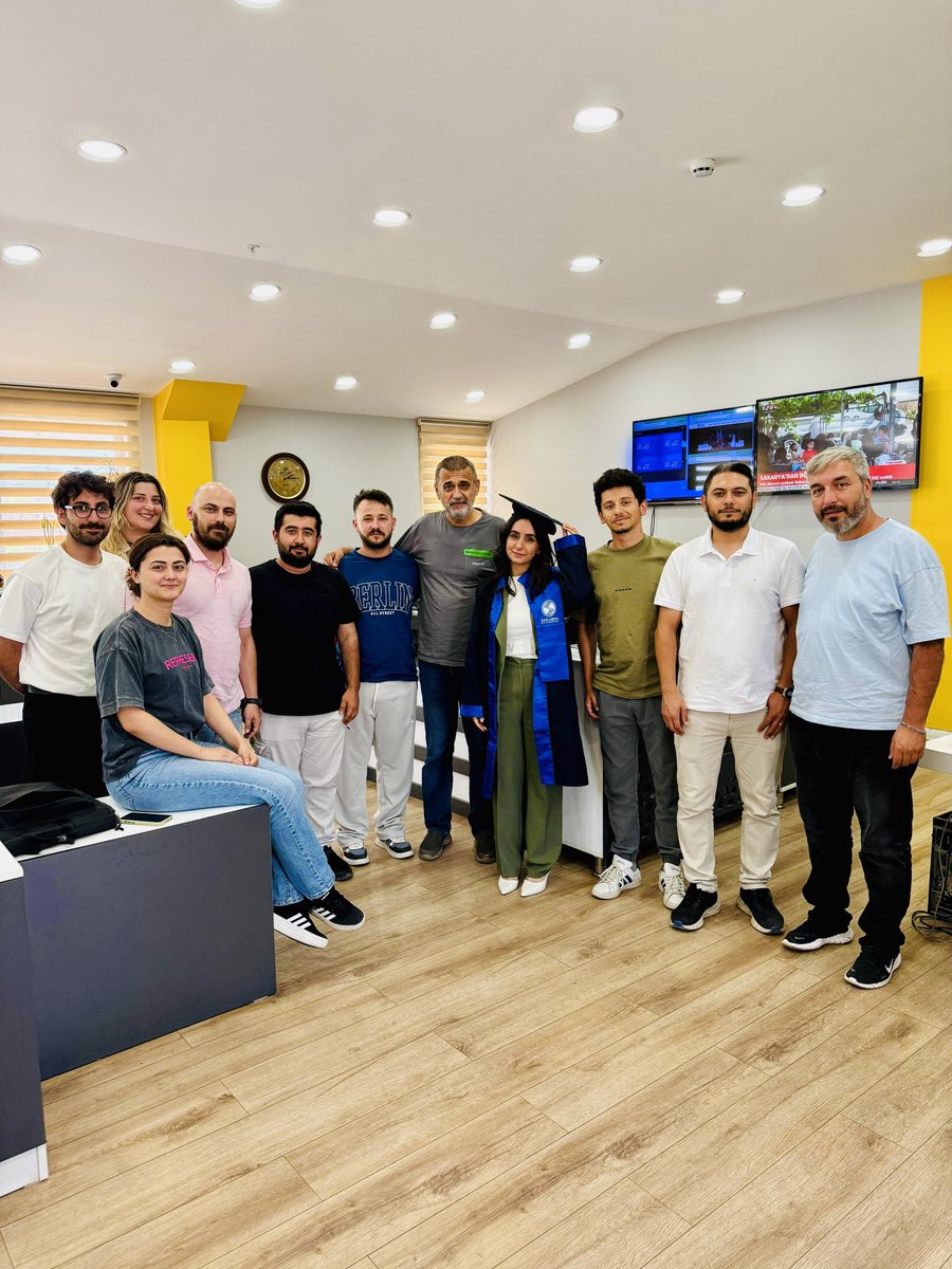 zafertokus's tweet photo. Bazen birine bakarsınız ve zamanın nasıl geçtiğini anlamazsınız…
Büşranur Şahin, çocukluğundan bu yana gözümüzün önünde büyüdü.
Sessizce, sabırla, azimle…

Hem okudu, hem çalıştı… Yoruldu belki ama hiç vazgeçmedi.
Ve bugün, Sakarya Üniversitesi İletişim Fakültesi’nden mezun oldu.

Bu başarı sadece bir diplomadan ibaret değil; yılların emeği, alın teri, içten bir mücadelenin meyvesi.
Seninle gurur duyuyoruz Büşra…
Yolun ışık, kalbin hep umutla dolu olsun. 🌸🎓
@SakaryaMedyabar 
@tv264